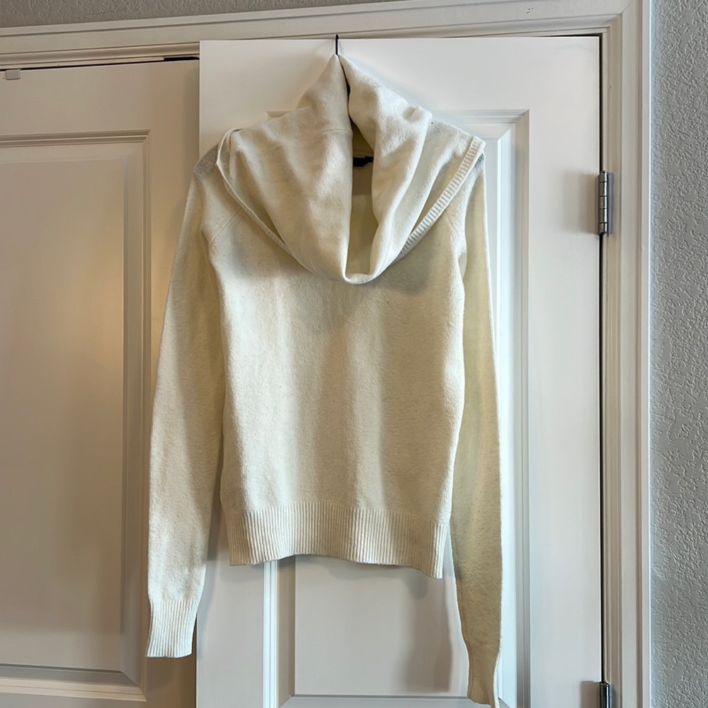 Cream BCBG sweater. Size: M.